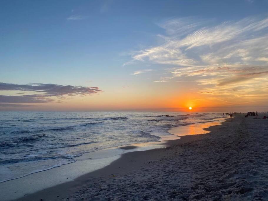 With Access 10 Min Walk To Hangout Gulf Shores